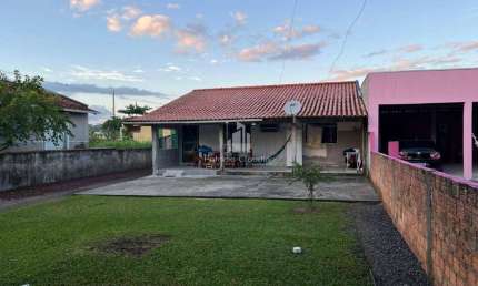 Casa Com Amplo Espaço De Terreno, 03 Dormitórios (Sendo 01 Suíte) - Barra Do Saí!
