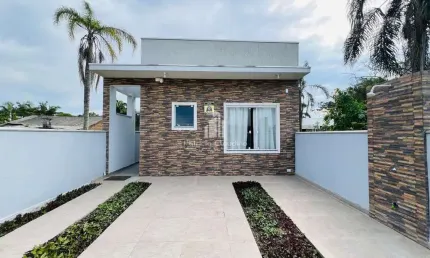 Excelente Casa Com 03 Dormitórios (Sendo 1 suíte) - Com Piscina á 320 metros da Praia.