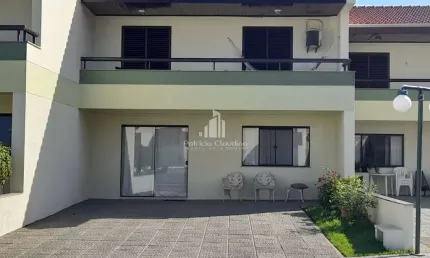Sobrado dentro de condomínio frente para o mar com 145m²