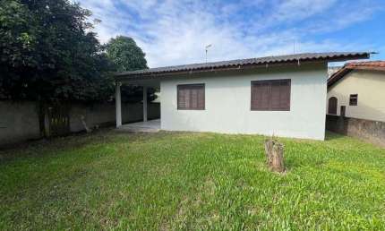 Casa Com 02 Dormitórios e Amplo Espaço de Terreno! Bal. Volta ao Mundo