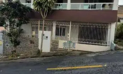 Casa com 3 dormitórios, com terraço e 2 vagas- Santo Antônio - Juiz de Fora/MG