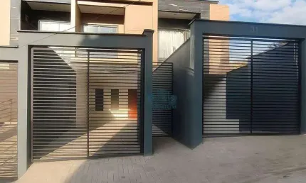 Casa 3 quartos, 1 suíte com varanda, 3 banheiros, sala e cozinha integrados, quintal, lavanderia, 3 vagas de garagem.