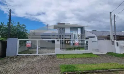 RESIDÊNCIA NOVA CONSTRUÍDA COM ÓTIMO PADRÃO DE ACABAMENTO PERTINHO DO MAR