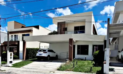 Belíssima Casa em Condomínio Fechado Para Você Viver Seus Melhores Sonhos !