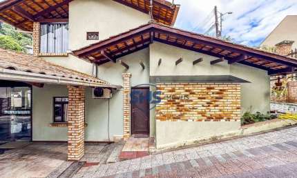 Casa com 04 dormitórios a venda no bairro Itoupava Seca
