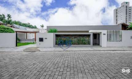Linda casa plana com piscina no bairro Escola Agricola