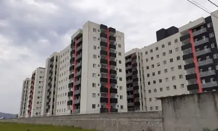 APARTAMENTO SEMIMOBILIADO DE 2 QUARTOS E UMA VAGA NO BAIRRO CORDEIROS PARTE ALTA