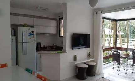 Apto mobiliado em condomínio com piscina aquecida e quadra (futsal e tenis).