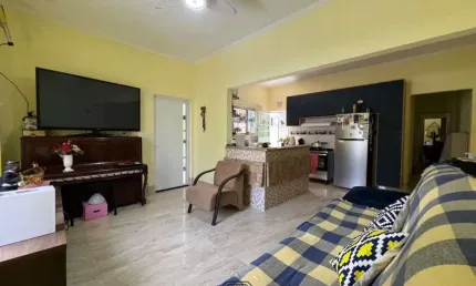 Casa à venda em Praia Grande-SP, bairro Caiçara, 2 quartos, 1 suíte, 1 sala, 2 banheiros, 5 vagas, 199,41m². Venha Conferir!