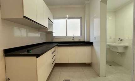 Apartamento para locação em Praia Grande-SP, bairro Caiçara: 2 quartos, 1 suíte, 1 sala, 2 banheiros, 2 vagas de garagem, 79,88 m².