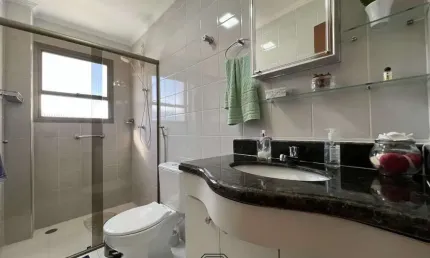 Apartamento de 2 quartos com suíte e vaga na Praia Grande-SP, no bairro Caiçara - 98m², venda ou locação!