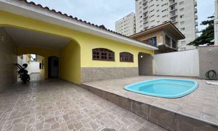 Imperdível! Casa à venda em Praia Grande-SP, no bairro Flórida, com 4 quartos, 2 suítes, 2 salas, 2 banheiros, 2 vagas de garagem e 270,00 m² de área.