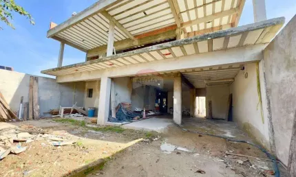 *à beira-mar em peruíbe — uma casa imponente, um projeto versátil, uma oportunidade rara*