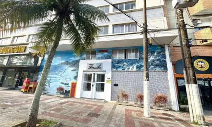 Excelente oportunidade: apartamento no centro de peruíbe, a 200m da praia e próximo a tudo!