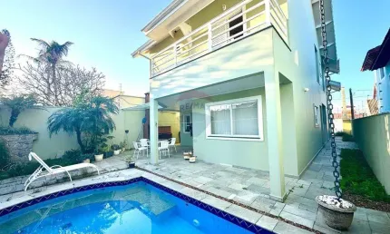 'Luxuoso Sobrado em Peruíbe: Conforto e Modernidade'