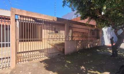 Casa com 3 quartos à venda na ANIBAL DOMINGOS PIRES, --, Coliseu, Londrina por R$ 390.000