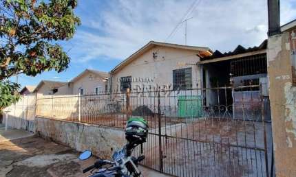 Casa com 2 quartos à venda na Emília Cravo Martins, --, Conjunto Habitacional Maria Cecília Serrano de Oliveira, Londrina por R$ 165.000