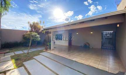 Casa com 3 quartos para alugar na Sérvula Assumção, --, Antares, Londrina por R$ 4.500