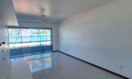 Alugo apartamento de frente para o mar com 03 quartos, escritório e dependência.