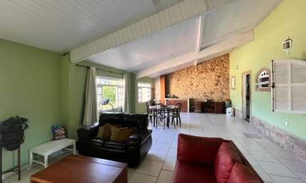 CASA LINEAR NO JARIM SANTO ANTONIO COM 3 QUARTOS E PISCINA