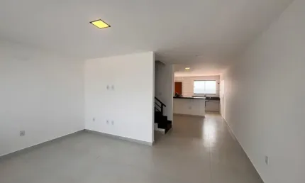 CASA NOVA COM CONCEITO ABERTO E AMPLO QUINTAL NO VALE DAS PALMEIRAS
