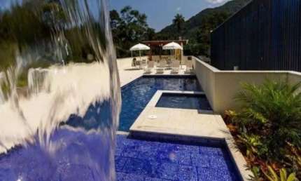 Casa Triplex em condomínio com área de lazer em Petrópolis!