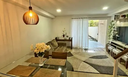Casa Triplex em condomínio com área de lazer em Petrópolis!