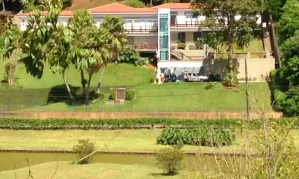 Casa à venda em frente ao Lago Quitandinha em Petrópolis!