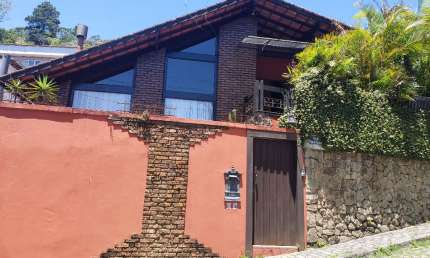 Linda casa na região do Quitandinha pronta para morar!