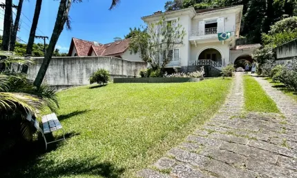 Linda casa pronta para morar na Mosela, em Petrópolis-RJ!
