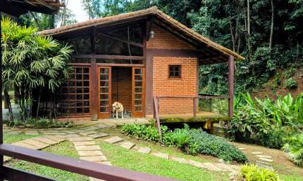 Linda casa em condomínio com área de lazer completa!