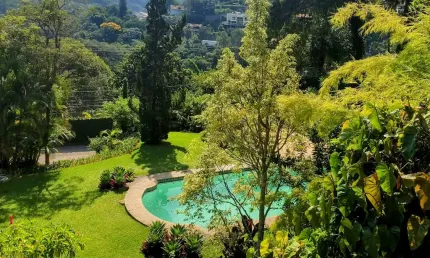 Belíssima casa linear à venda em Nogueira, Petrópolis-RJ