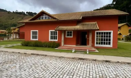 Linda casa linear à venda em Itaipava-Petrópolis-RJ