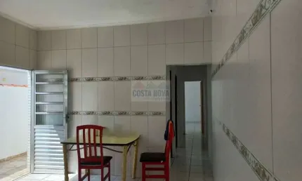 Casa grande, à 8 minutos da praia, com 2 dormitórios no Bairro Esmeralda em Praia Grande.