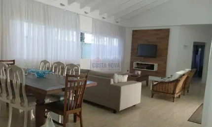 Casa de Condominio com cinco dormitórios, três vagas, piscina, mobiliada!