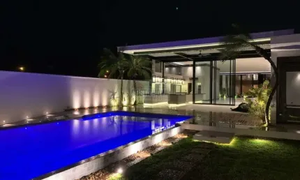 Casa reformada no condomínio Jardim Acapulco a venda, 650 m2, 6 suítes, 6 vagas e piscina.
