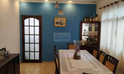Casa com 275 m², são 3 quartos, 2 banheiro, sala para 2 ambientes, 3 vagas de garagem