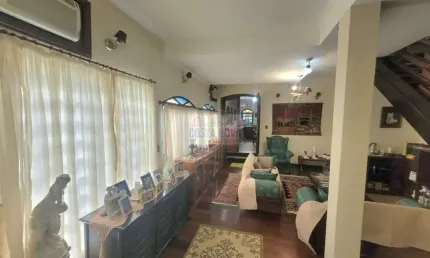 Sobrado com 3 quartos sendo 2 suítes. 6 banheiros, 4 vagas, lavanderia e churrasqueira no boqueirão