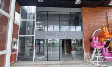 Excelente prédio comercial, andar térreo e mais 3 pisos. Elevador privativo.  2 vagas de garagem