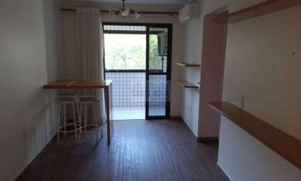 Apartamento com 55m², com 1 quarto,sala com varanda a uma quadra da praia, prédio com piscina