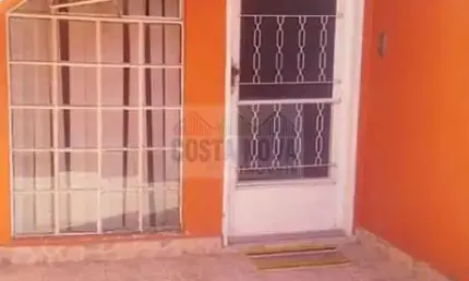 Casa Sobreposta baixa com 67m² , com 2 quartos, sala e garagem coberta em São Vicente
