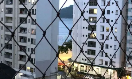 Apartamento com 85m², 2 quartos, 2 banheiros, 1 vaga, sacada e pequena vista Mar