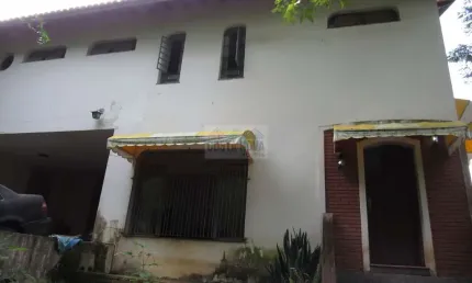 Casa a venda, com dois pisos, 4 quartos, 5 vagas, no Parque dos Príncipes, condomínio semi-fechado