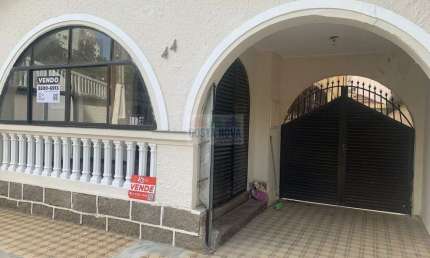 Casa com 338 m², 4 dormitórios sendo 1 suíte, 5 banheiros, 3 vagas, bairro Boqueirão
