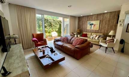 Casa mobiliada 218 m2, 3 dormitórios, 2 banheiros e 4 vagas no Guarujá ( ACEITA PERMUTA )