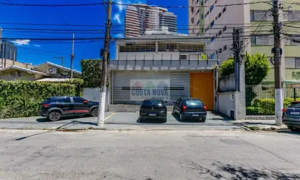 Imóvel de esquina no jardim das acácias. frente de 22 m para rua raposo tavares. au: 330, at 427 m²