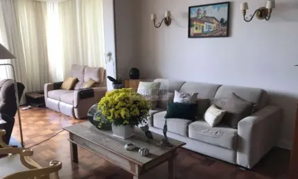 Casa à venda no Pacaembu, 4 suítes, 2 vagas de garagem