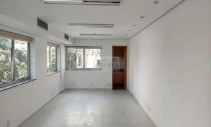 Sala comercial para venda ou locação, com 2 banheiros, copa de apoio, elevadores e recepção