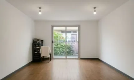 Apartamento reformado a uma quadra da praia. 3 quartos sendo 2 suítes, 2 vagas. bairro embaré