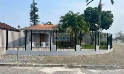 Casa no Balneário Flórida com edícula nos fundos, 2 quartos sendo 1 suíte, 3 banheiros, 6 vagas